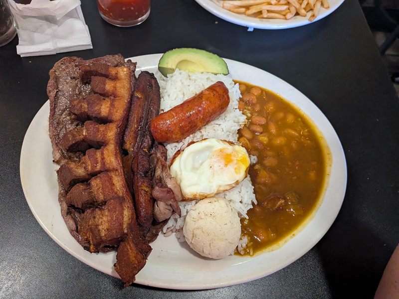La Estacion Colombiana food